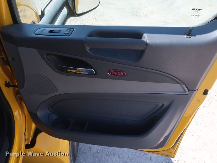 image for item HA9109 2017 Peterbilt 579  semi truck