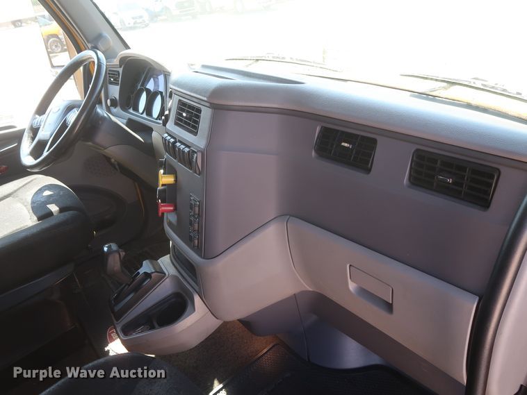 image for item HA9109 2017 Peterbilt 579  semi truck