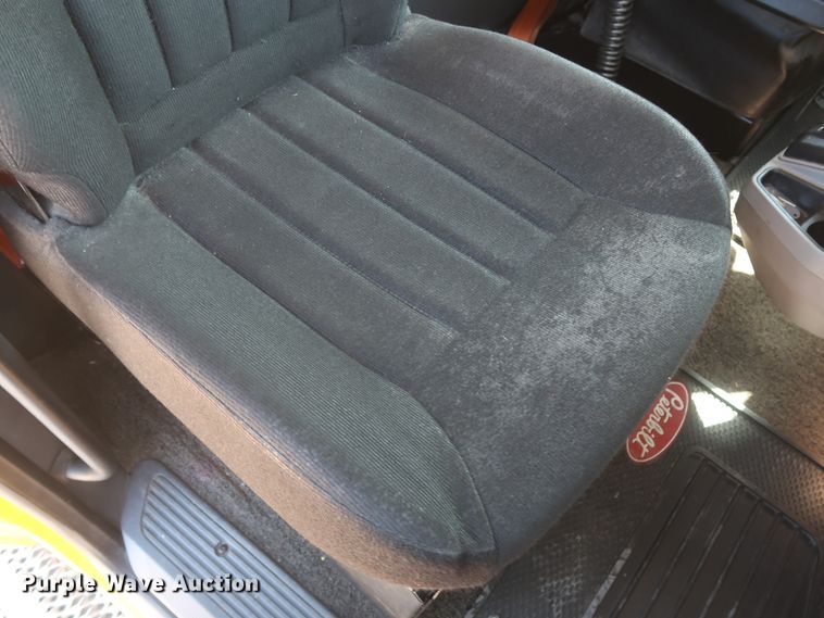 image for item HA9109 2017 Peterbilt 579  semi truck