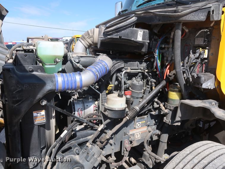 image for item HA9109 2017 Peterbilt 579  semi truck