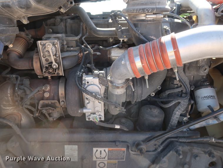 image for item HA9109 2017 Peterbilt 579  semi truck