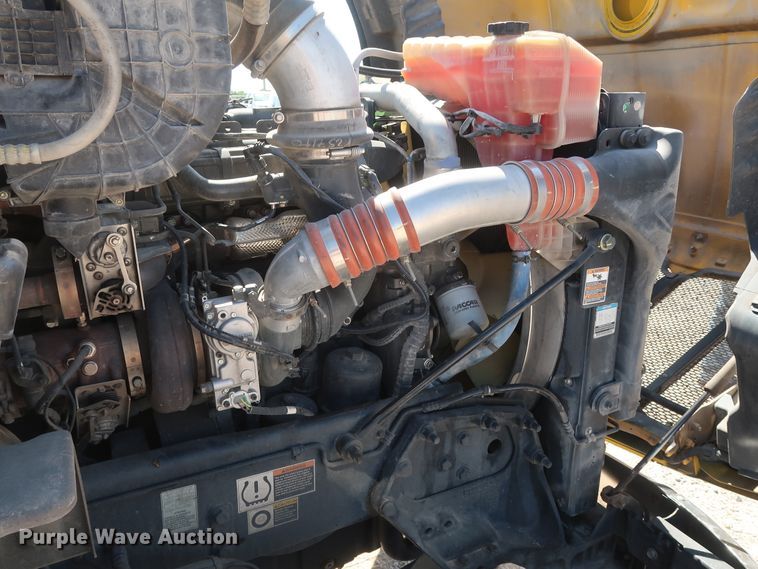 image for item HA9109 2017 Peterbilt 579  semi truck