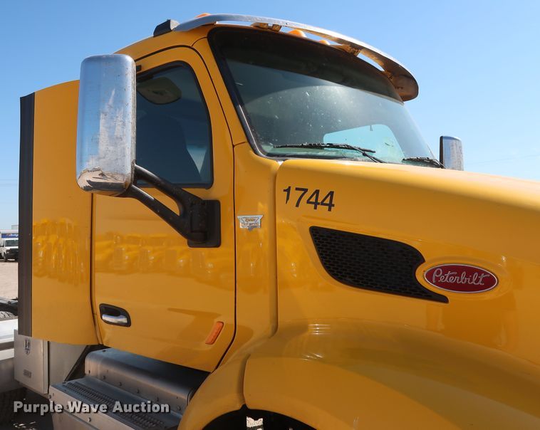 image for item HA9109 2017 Peterbilt 579  semi truck