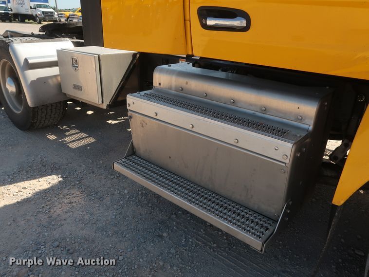 image for item HA9109 2017 Peterbilt 579  semi truck