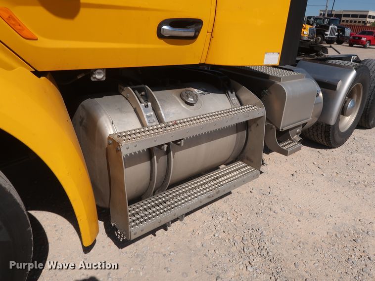 image for item HA9109 2017 Peterbilt 579  semi truck