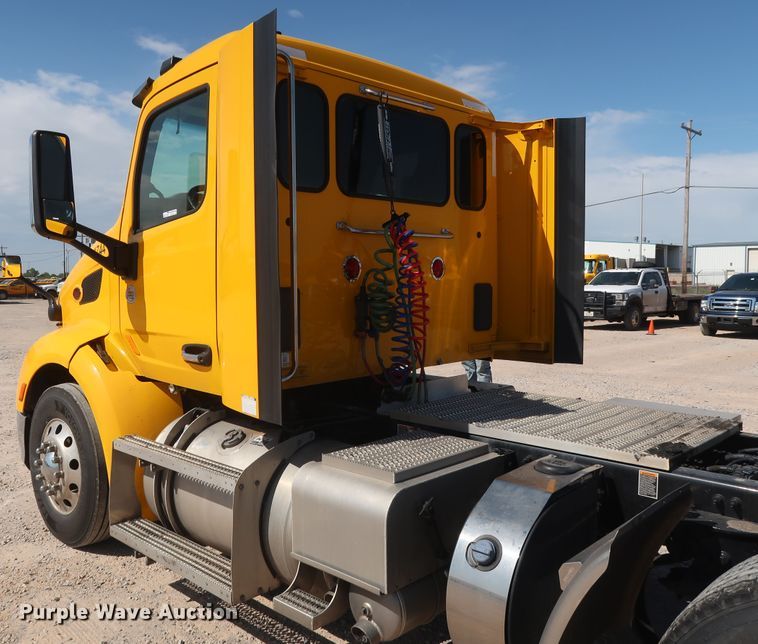 image for item HA9109 2017 Peterbilt 579  semi truck