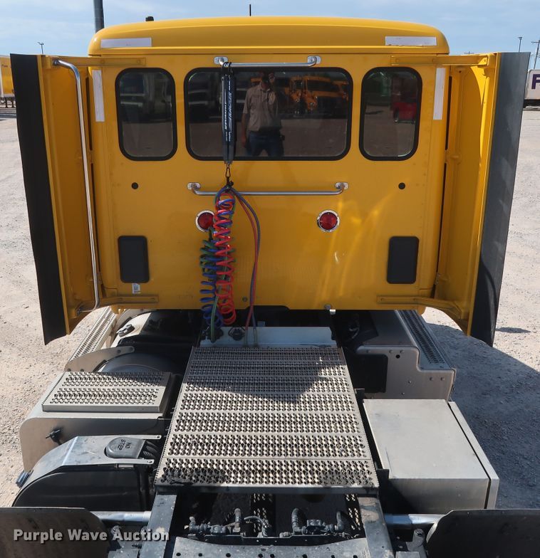 image for item HA9109 2017 Peterbilt 579  semi truck