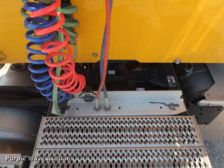 image for item HA9109 2017 Peterbilt 579  semi truck