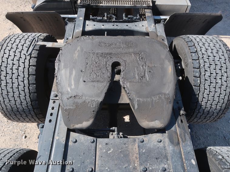 image for item HA9109 2017 Peterbilt 579  semi truck