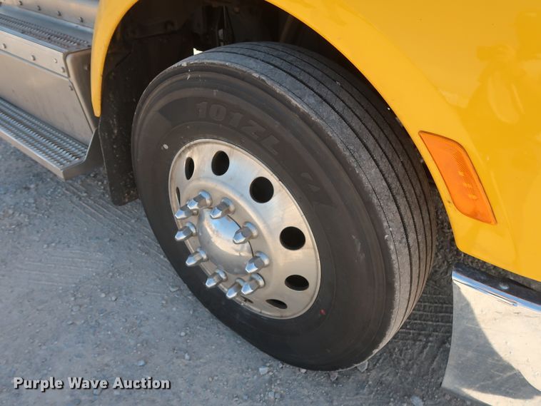 image for item HA9109 2017 Peterbilt 579  semi truck