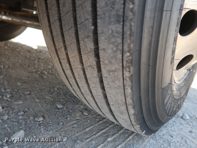 image for item HA9109 2017 Peterbilt 579  semi truck