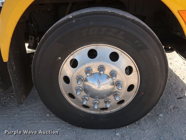 image for item HA9109 2017 Peterbilt 579  semi truck