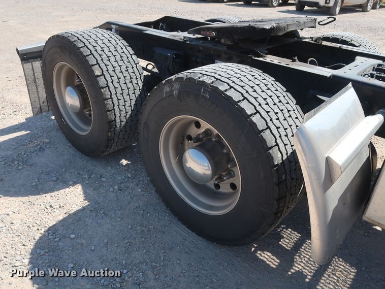 image for item HA9109 2017 Peterbilt 579  semi truck