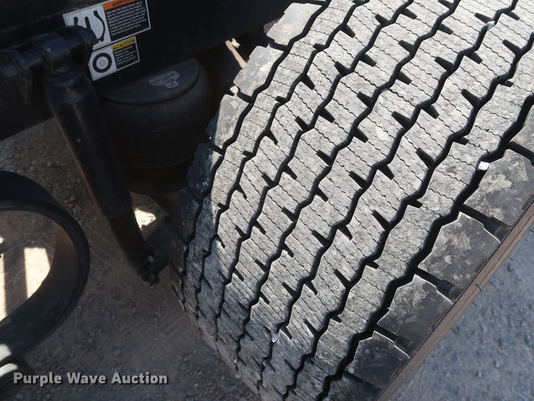 image for item HA9109 2017 Peterbilt 579  semi truck