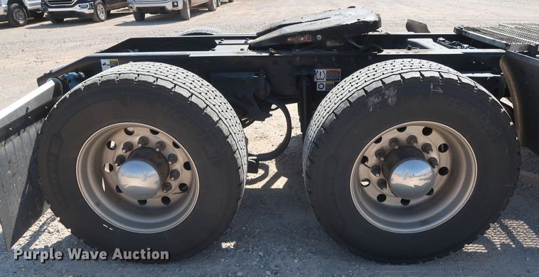 image for item HA9109 2017 Peterbilt 579  semi truck