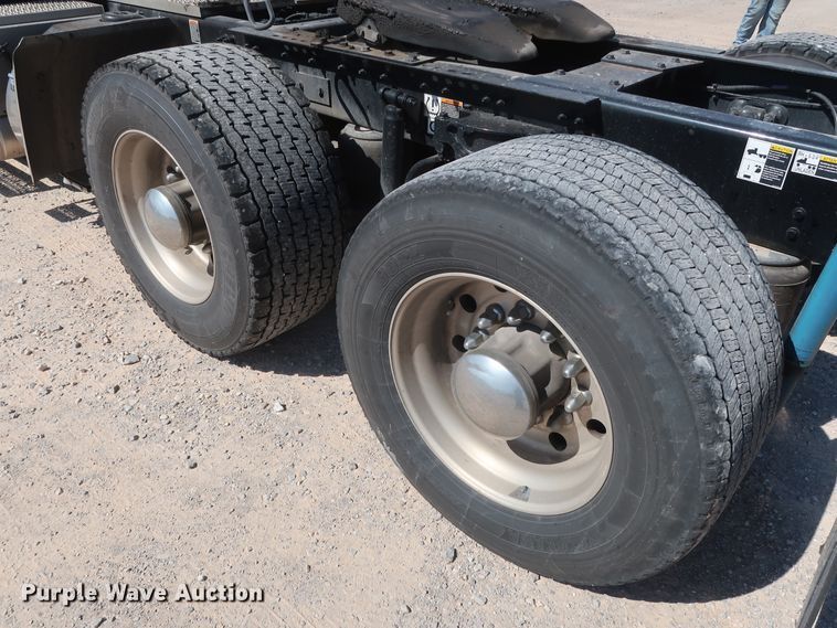 image for item HA9109 2017 Peterbilt 579  semi truck