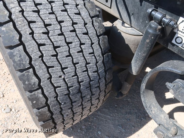 image for item HA9109 2017 Peterbilt 579  semi truck