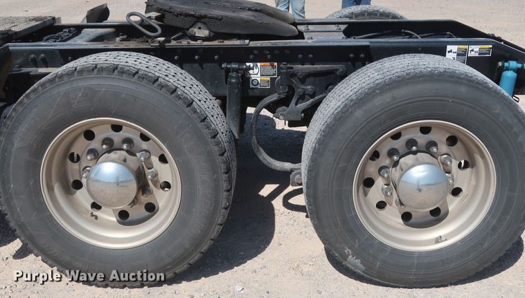 image for item HA9109 2017 Peterbilt 579  semi truck