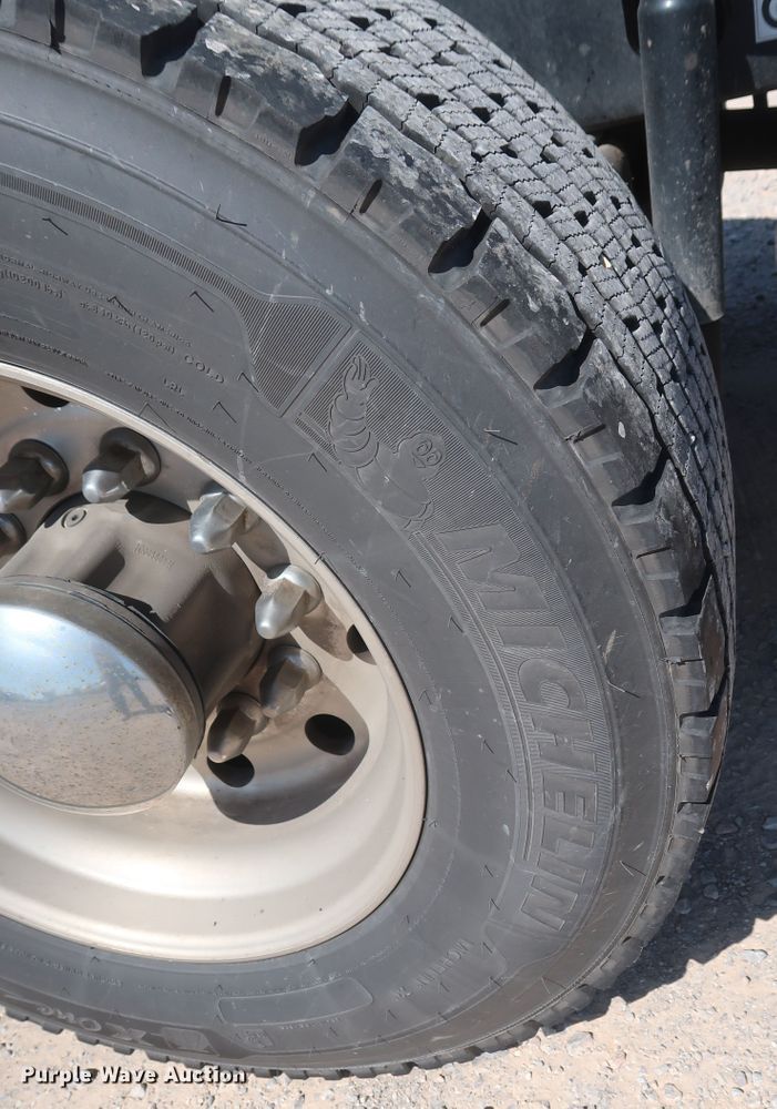 image for item HA9109 2017 Peterbilt 579  semi truck