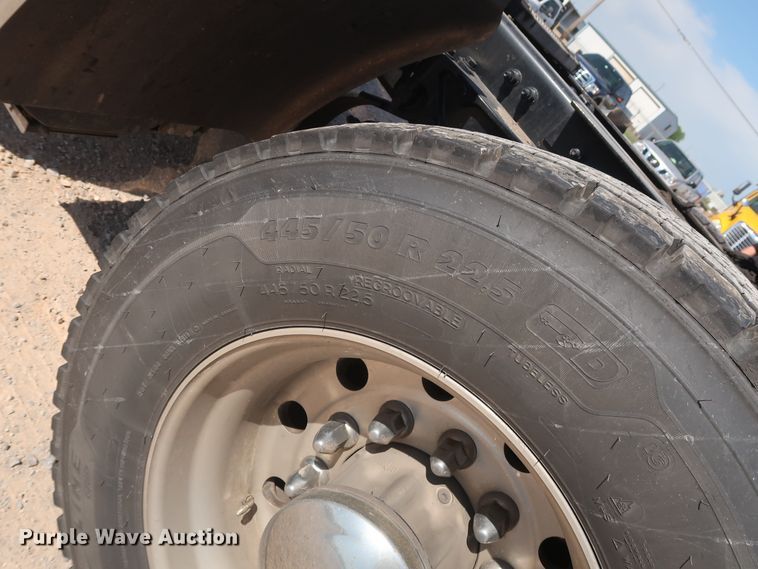 image for item HA9109 2017 Peterbilt 579  semi truck