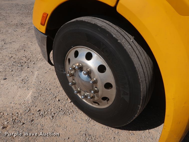 image for item HA9109 2017 Peterbilt 579  semi truck