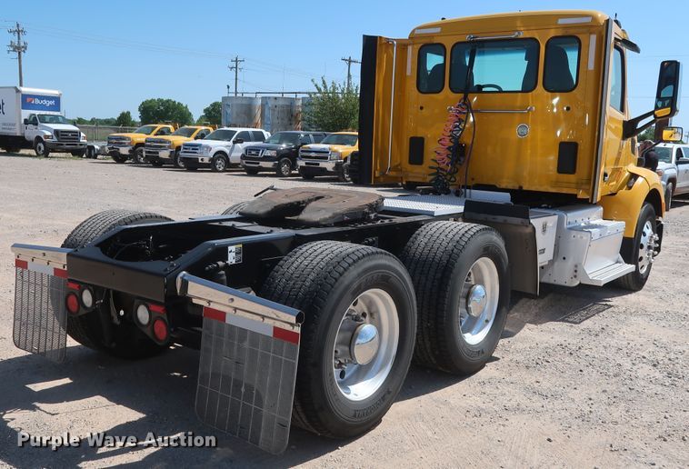 image for item HA9110 2016 Peterbilt 379  semi truck