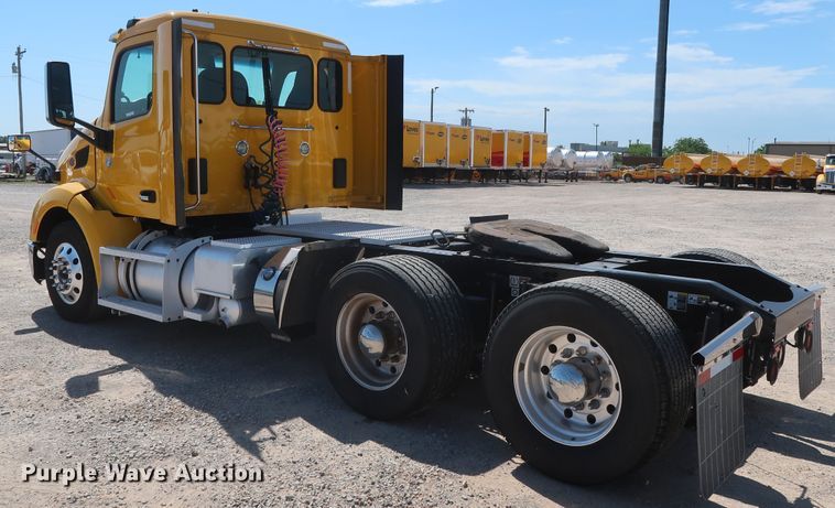 image for item HA9110 2016 Peterbilt 379  semi truck