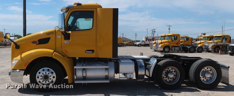 image for item HA9110 2016 Peterbilt 379  semi truck