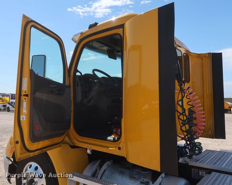 image for item HA9110 2016 Peterbilt 379  semi truck