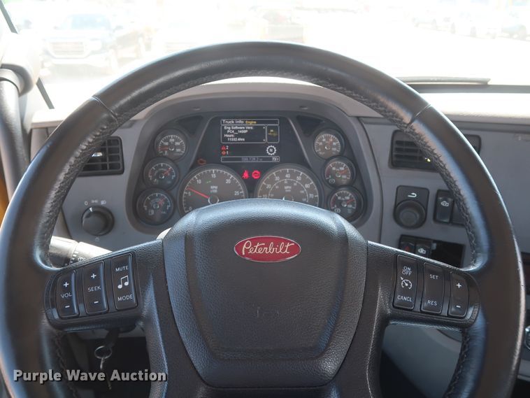 image for item HA9110 2016 Peterbilt 379  semi truck