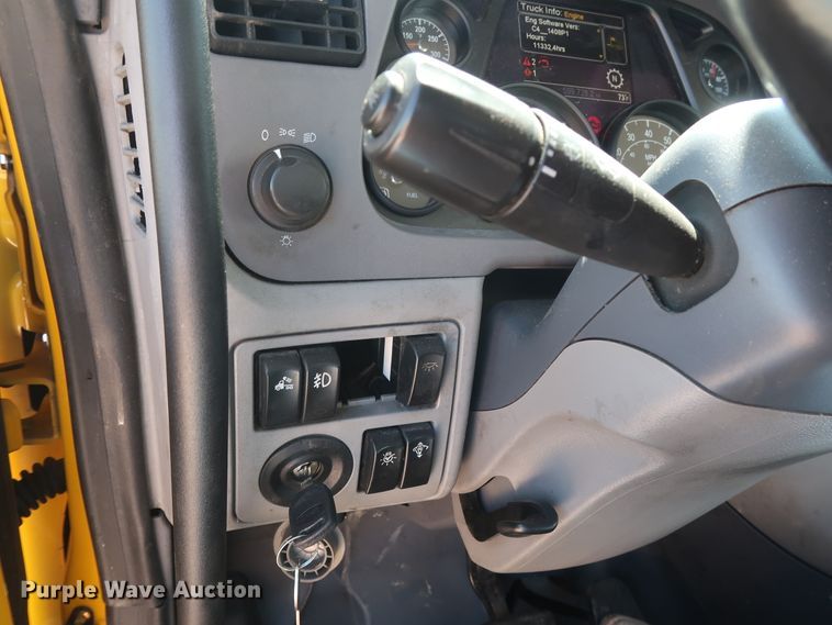 image for item HA9110 2016 Peterbilt 379  semi truck