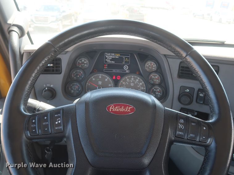 image for item HA9110 2016 Peterbilt 379  semi truck