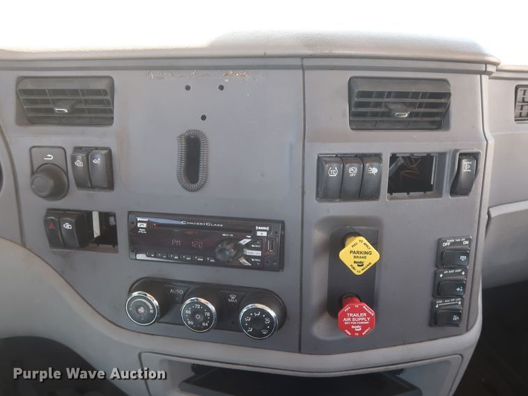 image for item HA9110 2016 Peterbilt 379  semi truck