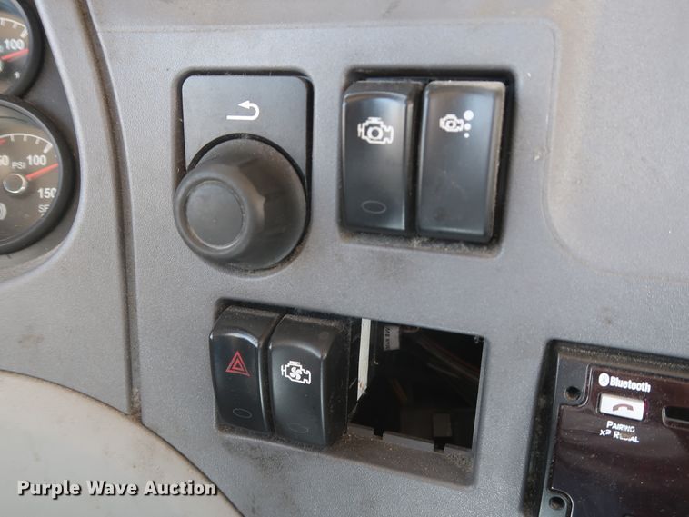 image for item HA9110 2016 Peterbilt 379  semi truck