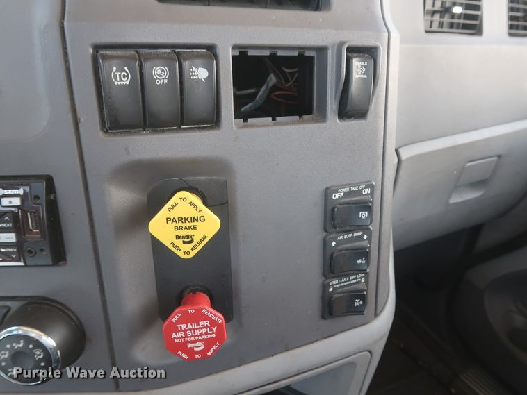 image for item HA9110 2016 Peterbilt 379  semi truck