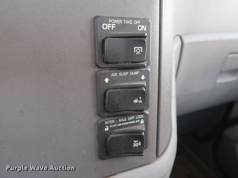 image for item HA9110 2016 Peterbilt 379  semi truck