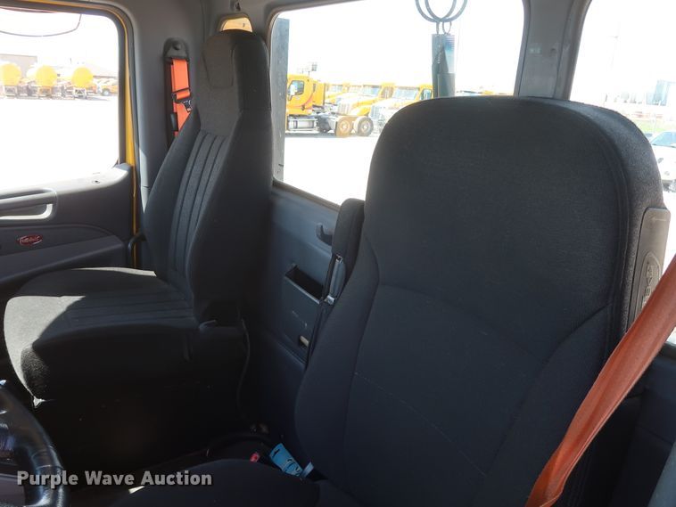 image for item HA9110 2016 Peterbilt 379  semi truck