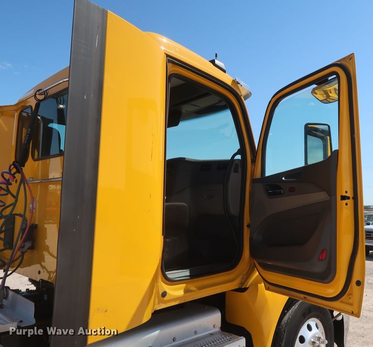 image for item HA9110 2016 Peterbilt 379  semi truck