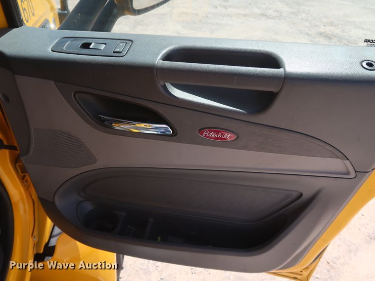 image for item HA9110 2016 Peterbilt 379  semi truck