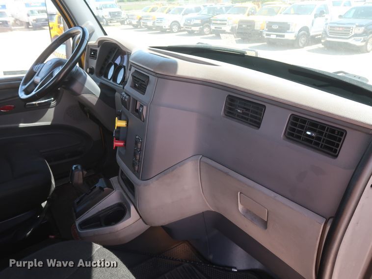 image for item HA9110 2016 Peterbilt 379  semi truck