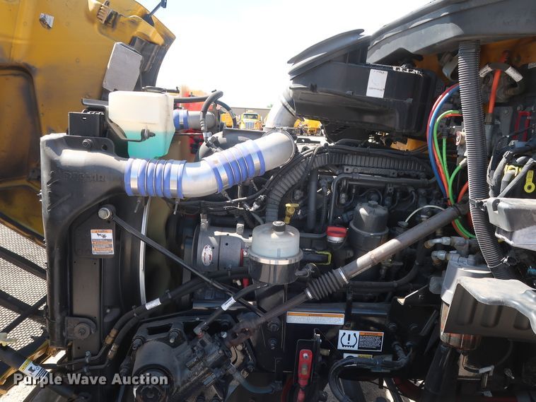 image for item HA9110 2016 Peterbilt 379  semi truck