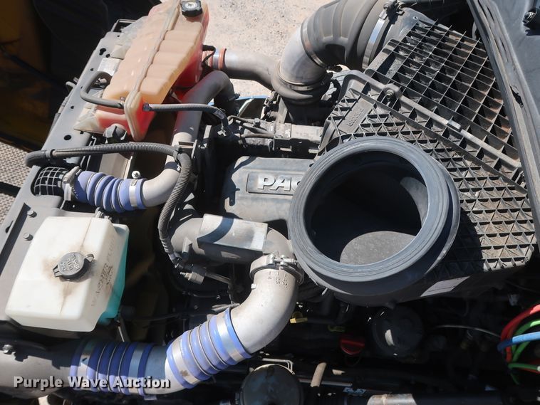 image for item HA9110 2016 Peterbilt 379  semi truck