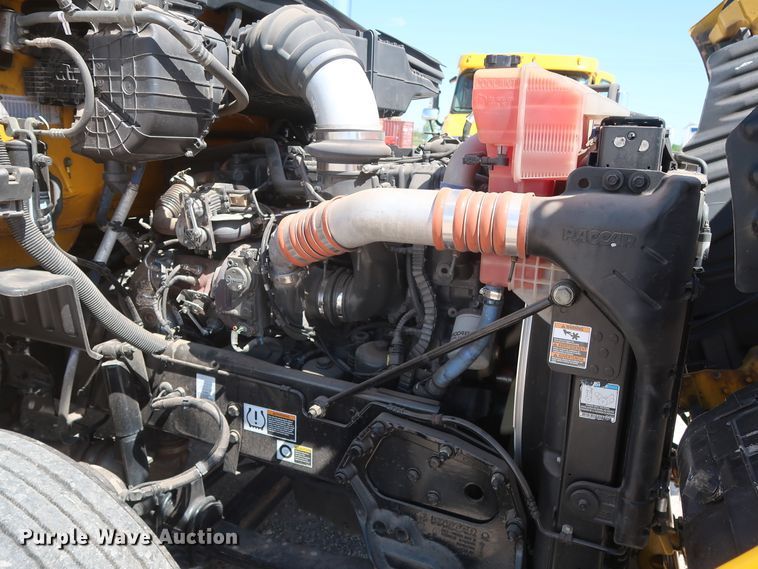 image for item HA9110 2016 Peterbilt 379  semi truck