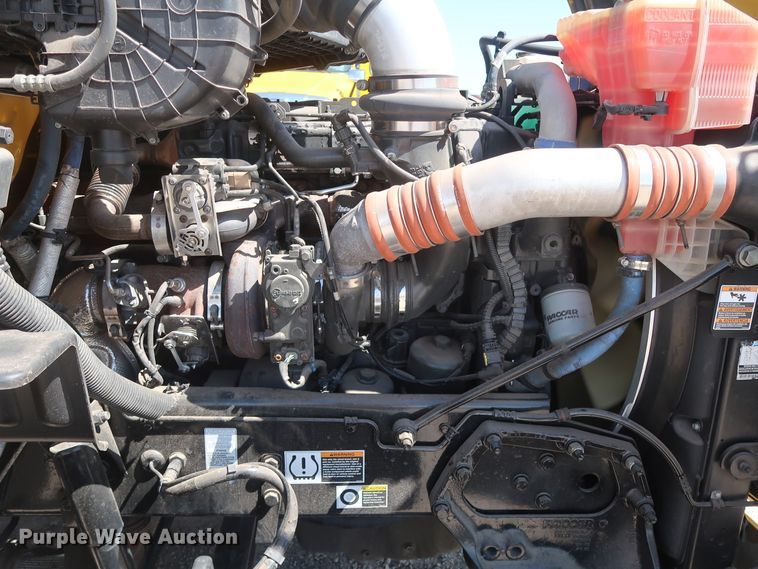 image for item HA9110 2016 Peterbilt 379  semi truck