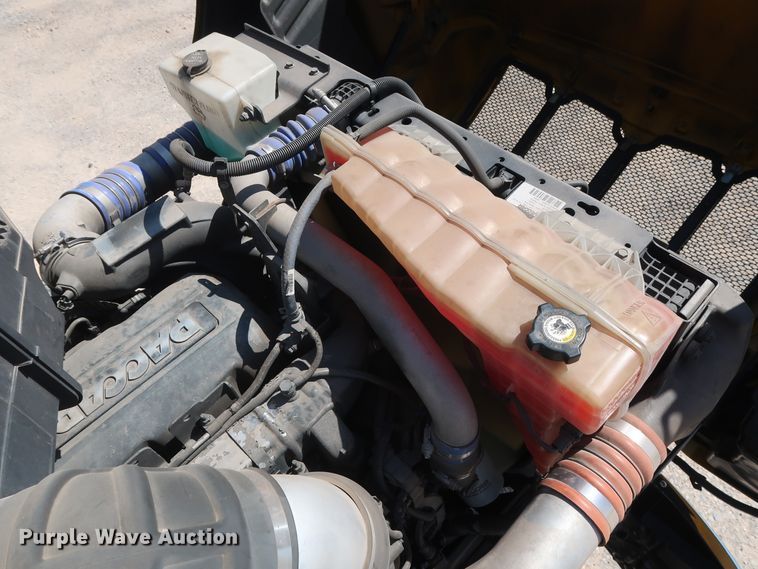 image for item HA9110 2016 Peterbilt 379  semi truck