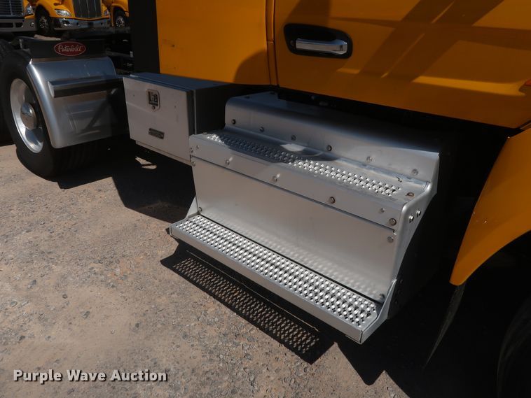 image for item HA9110 2016 Peterbilt 379  semi truck