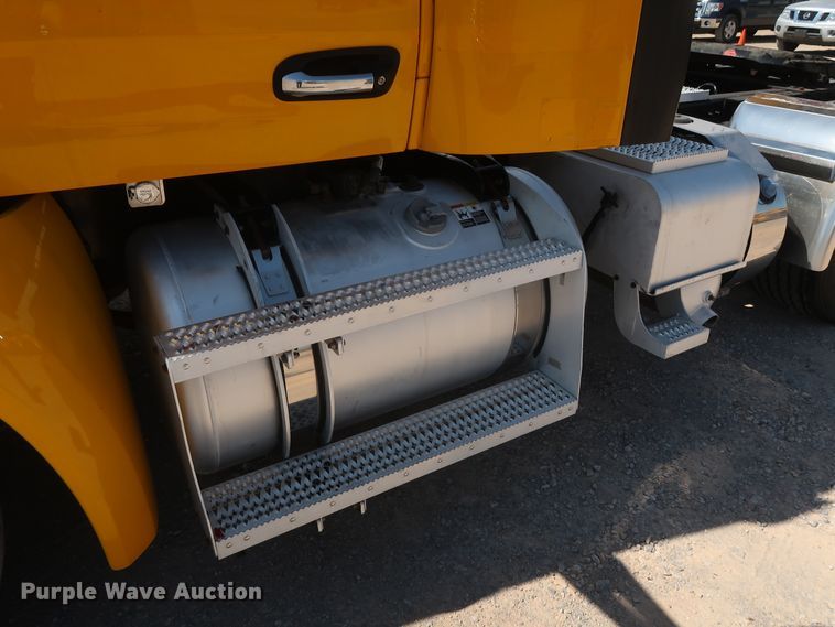 image for item HA9110 2016 Peterbilt 379  semi truck