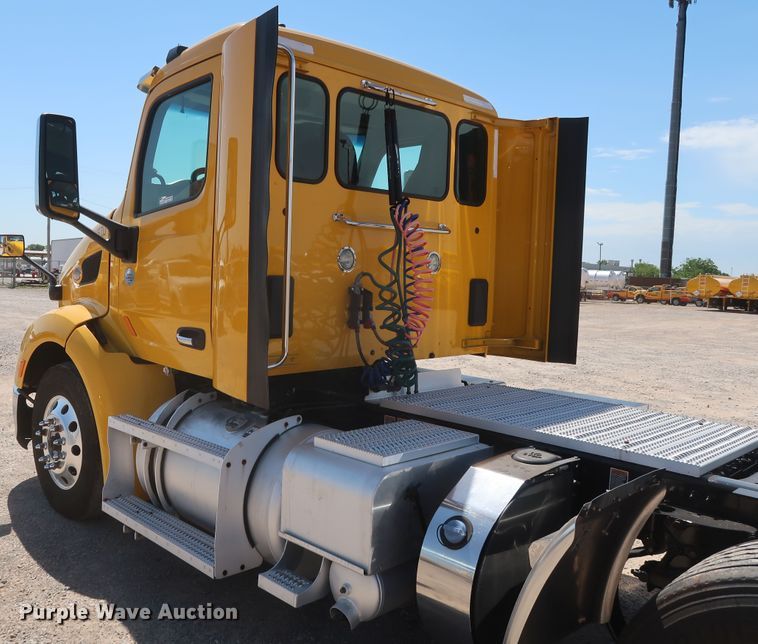 image for item HA9110 2016 Peterbilt 379  semi truck