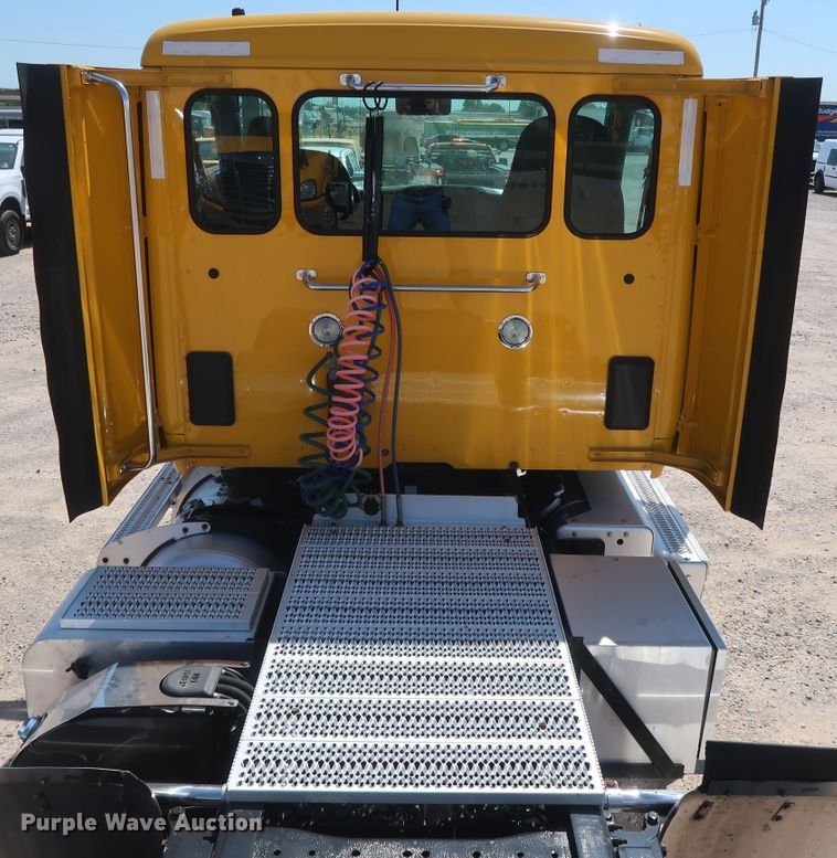 image for item HA9110 2016 Peterbilt 379  semi truck