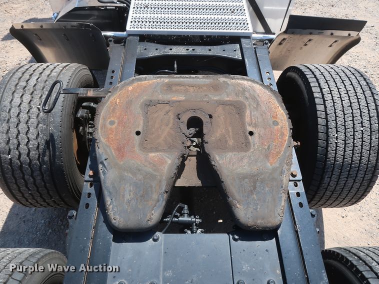 image for item HA9110 2016 Peterbilt 379  semi truck